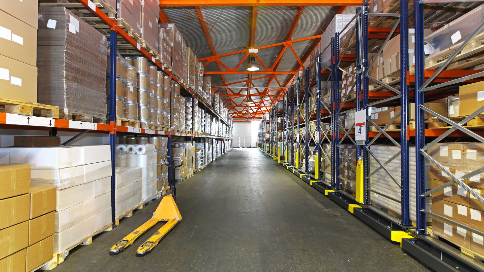 Warehouse Dumbwaiters: The Key to Speeding Up Distribution Center Processes